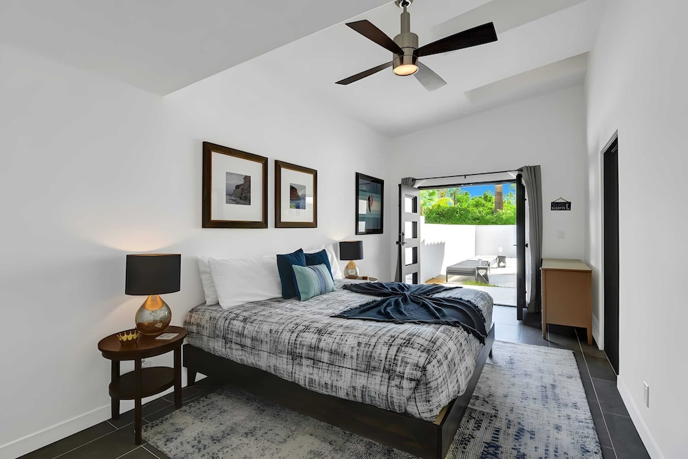 Modern Oasis w Pool Patio Lounge Mountain Views Palo Verde by AvantStay - photo 15
