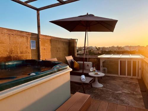 Mohba Townhouse Private Roof Top Jacuzzi Garden BBQ by Haven & Keys Malta — 4-Star Luxury Hotel in Xaghra, Malta