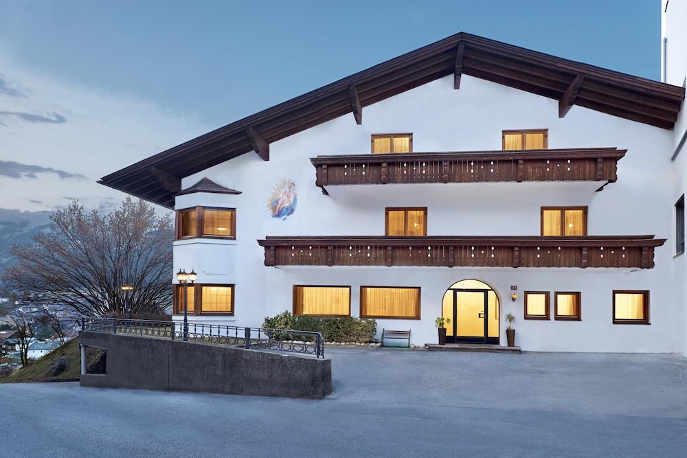 Muttererhof - carbon neutral hotel in Mutters