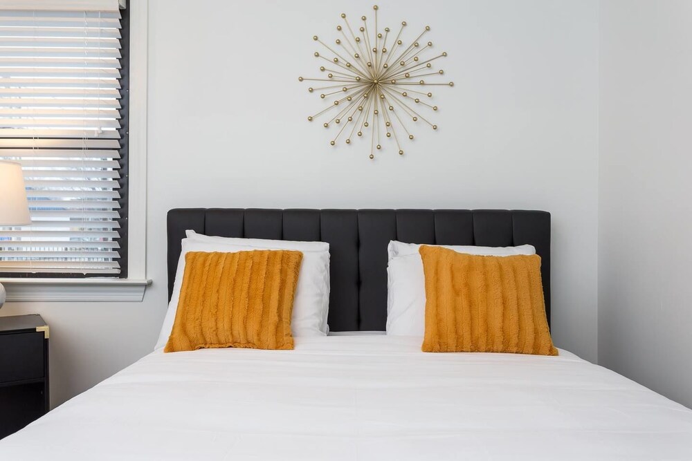 10 BRs Comprised of 2 5BR Suites by Domio - photo 22