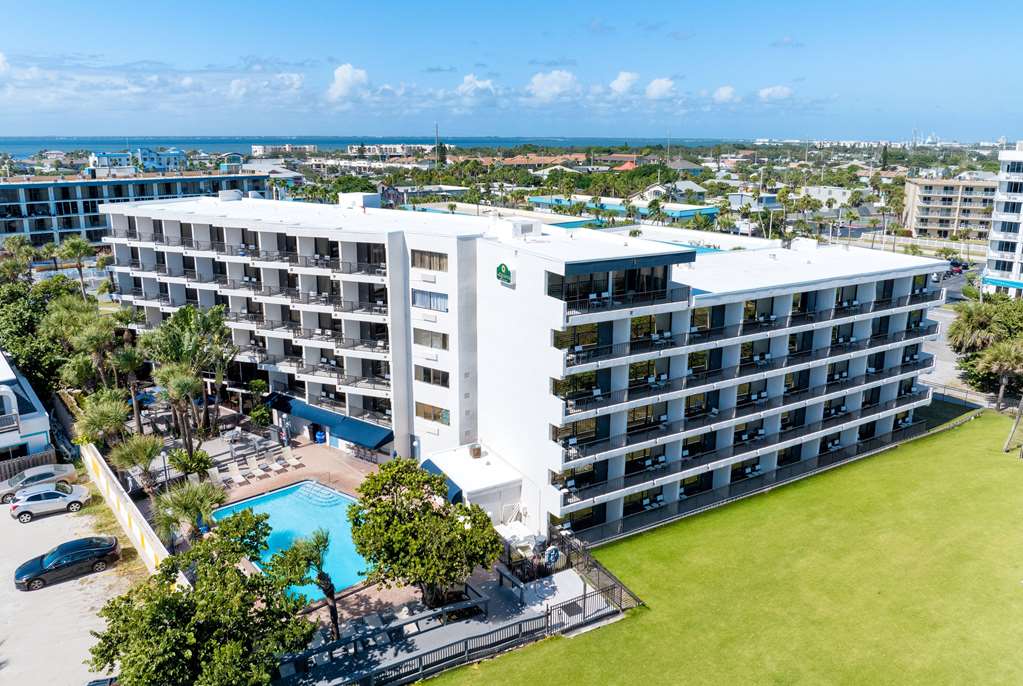 La Quinta Inn & Suites by Wyndham Cocoa Beach Oceanfront - photo 6