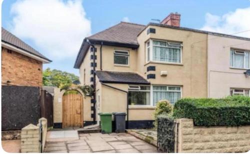 Birmingham 3 bedrooms Sleeps 6 Free parking — hotel in Kidderminster