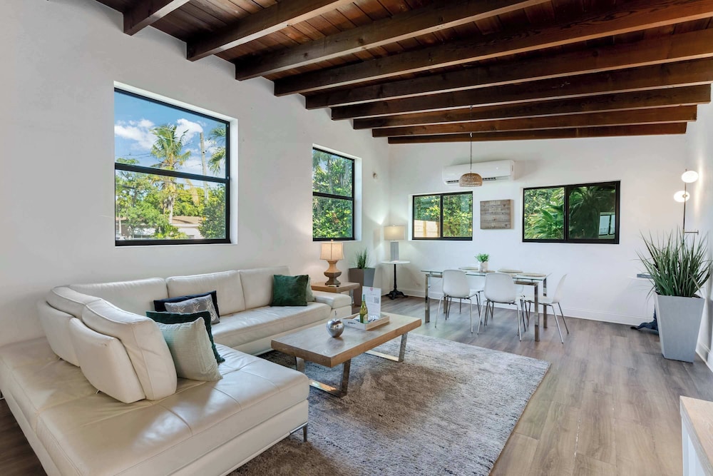 Hidden Bungalow Peaceful retreat BBQ and hot tub — 4-Star Luxury Hotel in Miami, United States