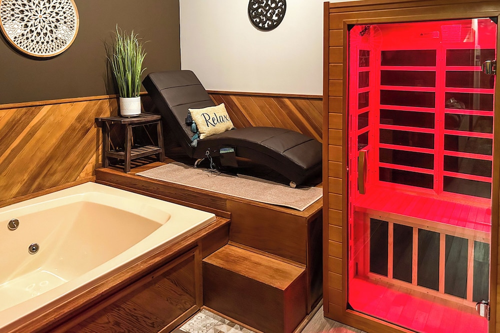 Private Spa Fire Pit And Deck Poconos Home — 4-Star Luxury Hotel in Mount Pocono, United States