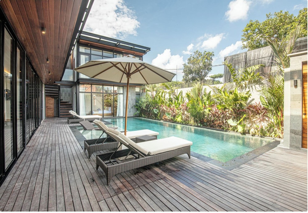 Exquisite 5BR Modern Villa 400m from the Ocean — 4-Star Luxury Hotel in Canggu, Indonesia