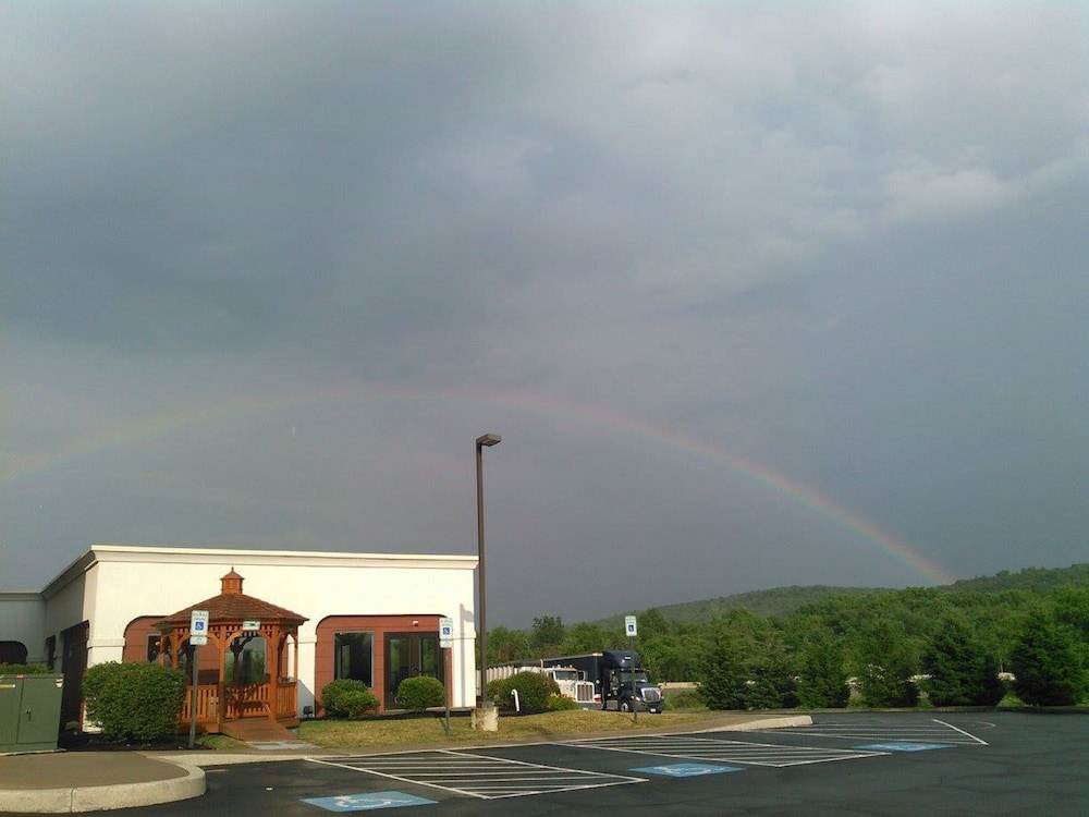 Hampton Inn Pine Grove - photo 87