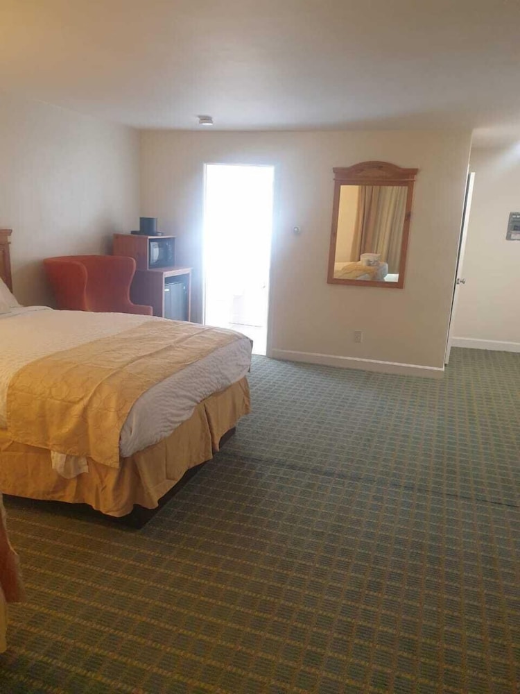 Town & Country Inn - photo 12