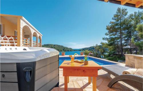 Gorgeous Apartment In Karbuni With Wifi — 4-Star Luxury Hotel in Blato, Croatia