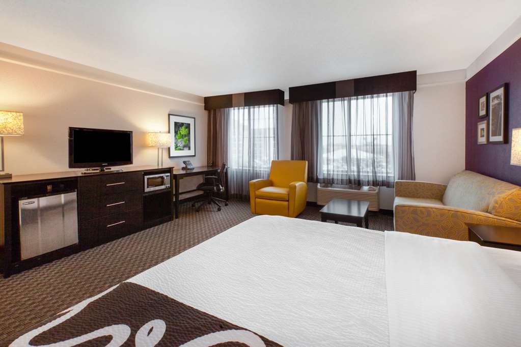 La Quinta Inn & Suites by Wyndham Detroit Utica - photo 20