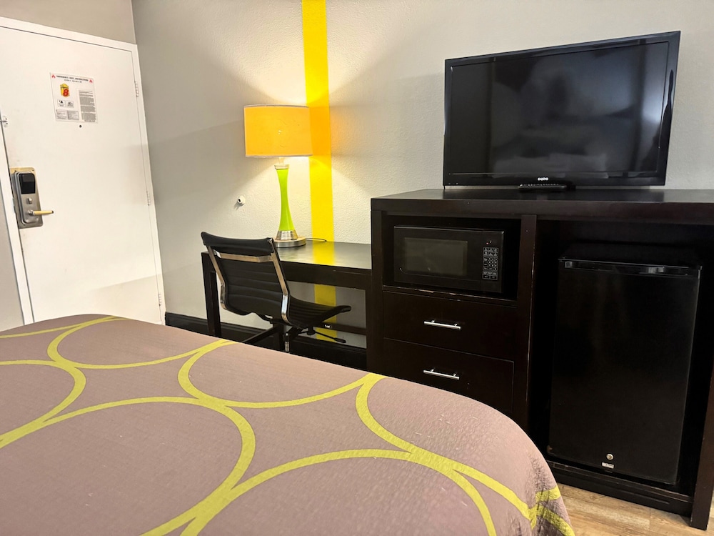 Super 8 by Wyndham Tupelo Airport - photo 13
