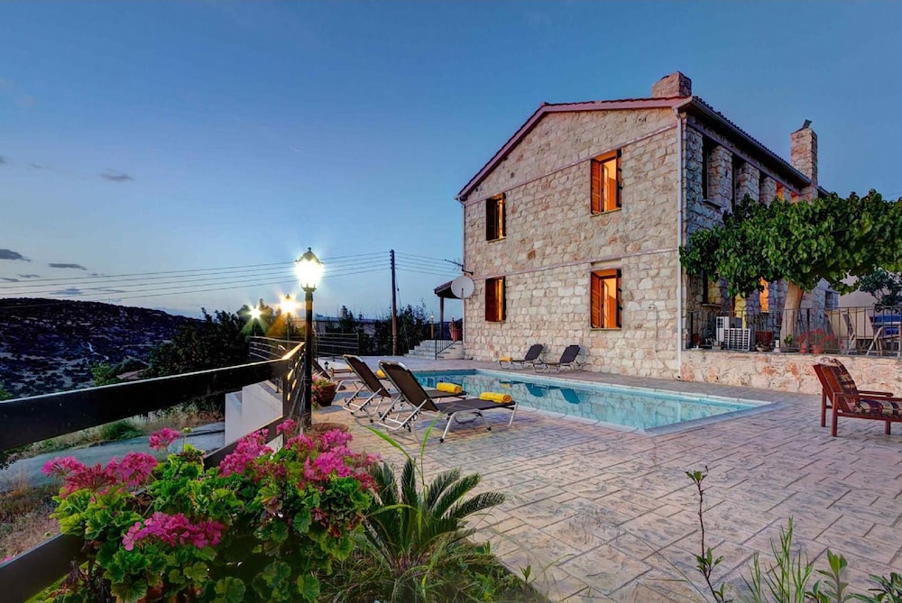 Villa Irene Palace in Peristerona