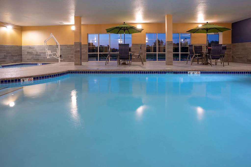 Little Crow Hotel & Conference Trademark by Wyndham - photo 4
