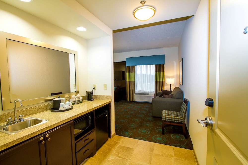 Hampton Inn Fayetteville - photo 22