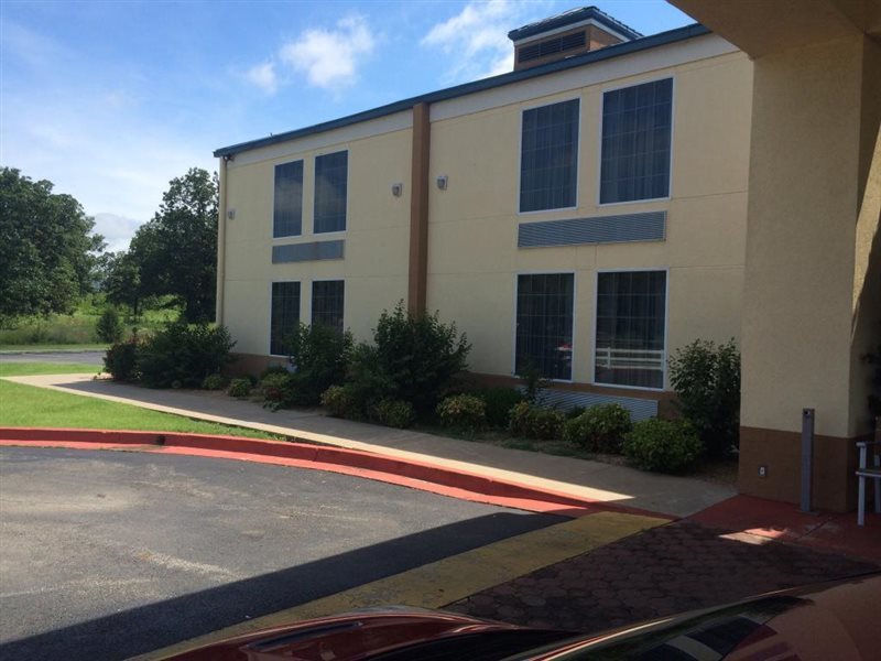 Days Inn & Suites by Wyndham Tahlequah - photo 2