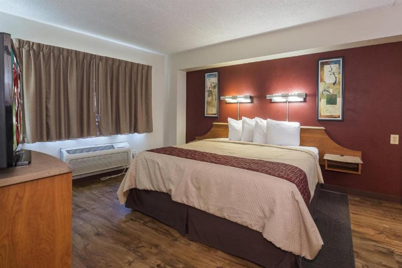 Red Roof Inn and Suites Cleveland Elyria - photo 6