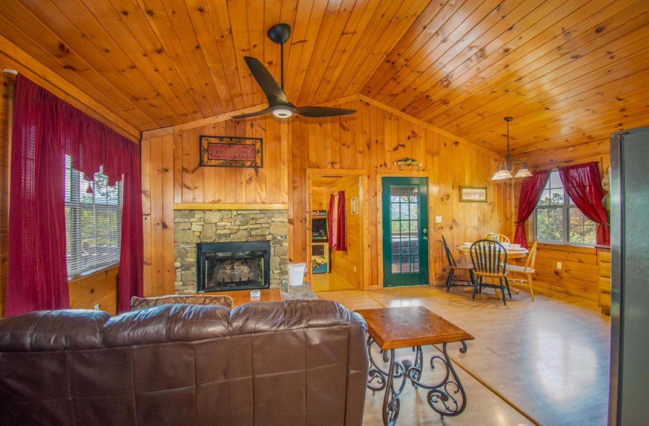 Ladybug Resort Romantic Cabin with Mountain Views Game Room Close To Dollywood - photo 18