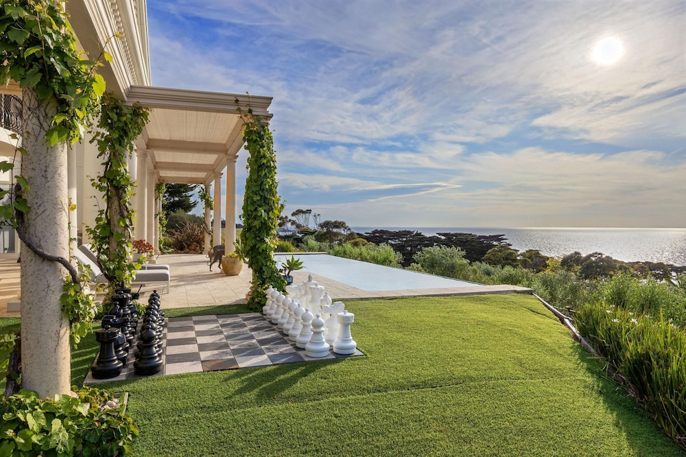 The Bay Crest Manor Views Pool Beach — hotel in Mount Eliza