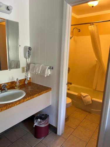 Redwood Arms Motel - photo 10