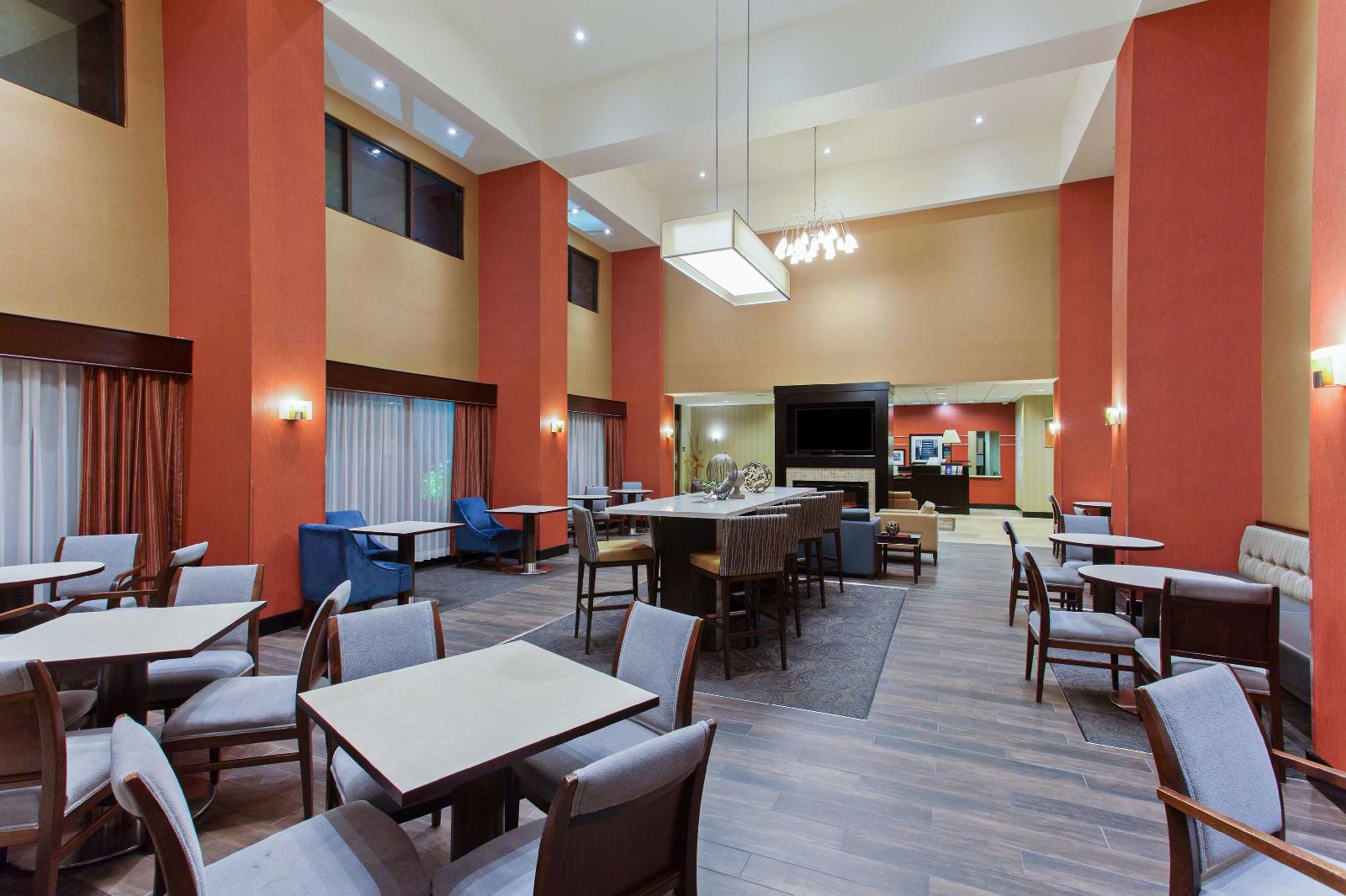 Hampton Inn & Suites Roseville - photo 10