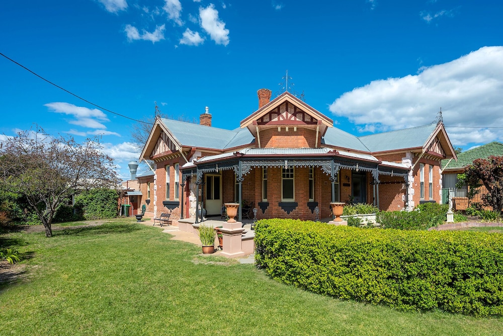 Luxury at Lauralla An Elegant Victorian Escape — 4-Star Luxury Hotel in Mudgee, Australia