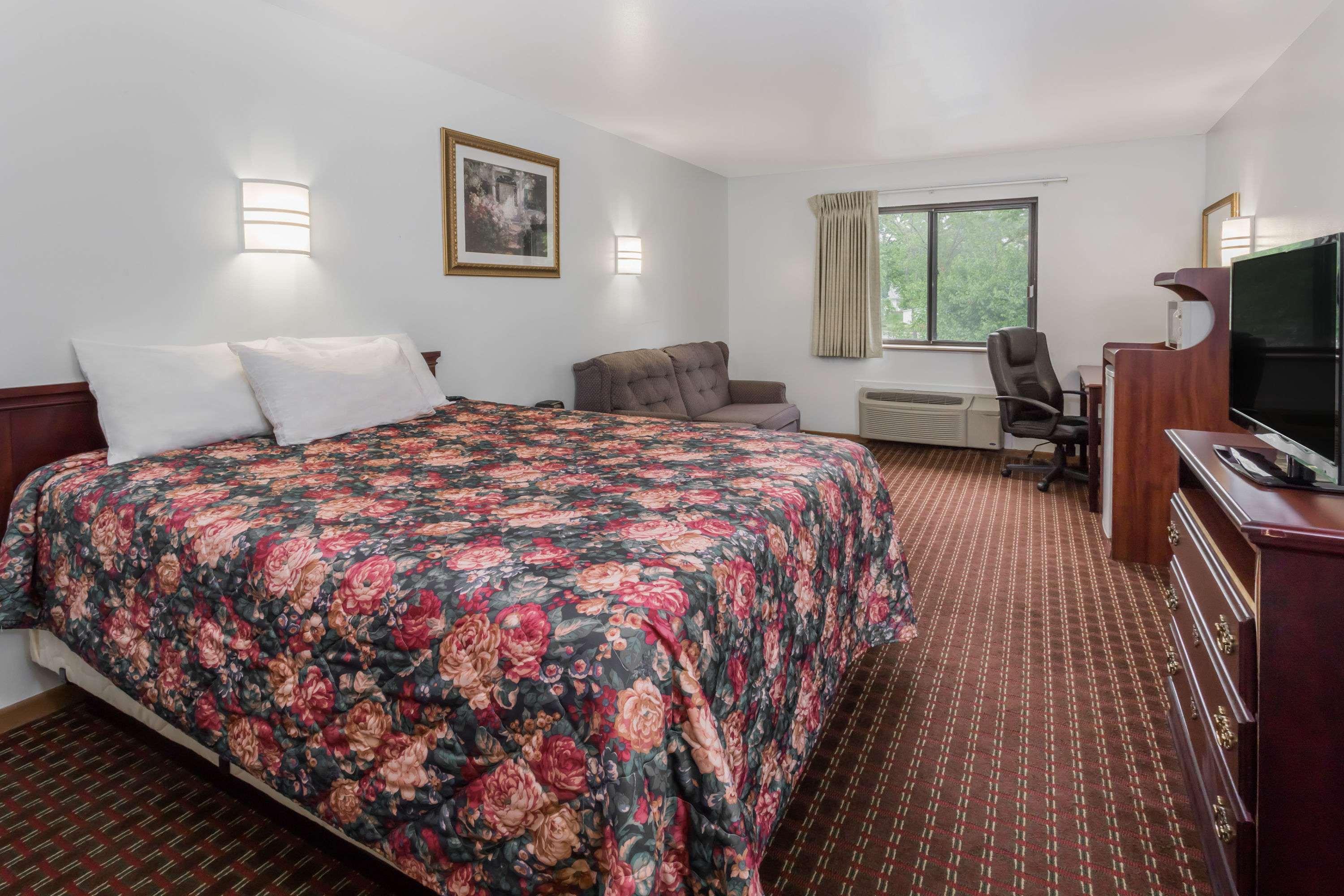 Days Inn by Wyndham Stoughton WI. - photo 4