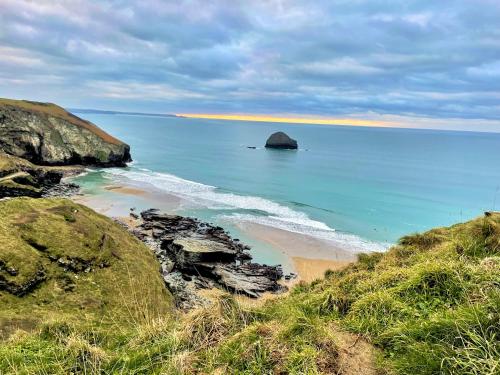 The Mermaid Loft Trebarwith Strand Cornwall — 4-Star Luxury Hotel in Tintagel, United Kingdom