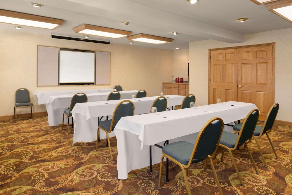 Country Inn & Suites by Radisson Milwaukee Airport WI - photo 34