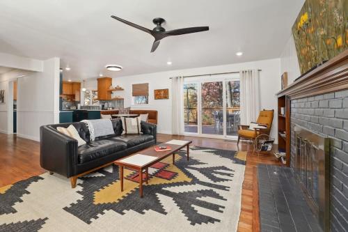 Midtown Modern 5 Min to Downtown Large Game Room — 4-Star Luxury Hotel in Fayetteville, United States