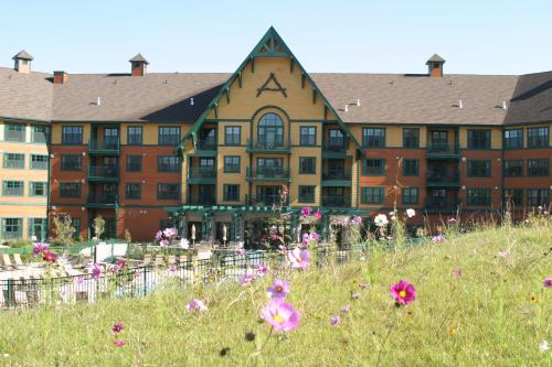Mountain Creek Resort at Appalachian Hotel Pool & Hot Tub — Vernon — photo 2