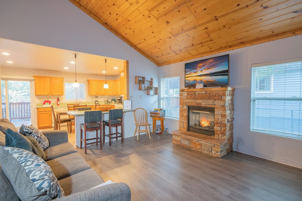 Brown Bear Lodge Cozy mountain home situated within the quiet and ideal Sugarloaf neighborhood — 4-Star Luxury Hotel in Big Bear City, United States