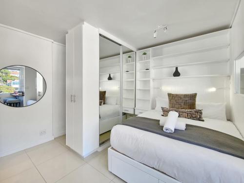Secure Sea Point Stay with Mountain Views