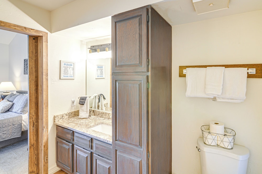 Pagosa Springs Condo w Grill Near Wolf Creek — 4-Star Luxury Hotel in Pagosa Springs, United States