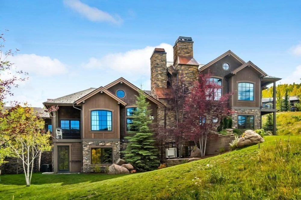 Ski in Ski out 2 Bedroom Luxury Residence in Snowmass Village — 4-Star Luxury Hotel in Snowmass Village, United States