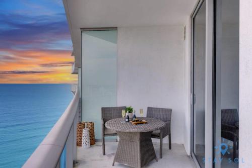 Oceanfront Elegance Sunset Views Pet Friendly — 4-Star Luxury Hotel in Hollywood, United States