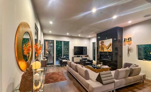 Luxury Living in West Hollywood Modern 3BR Home w Pool & Hot tub — 4-Star Luxury Hotel in Los Angeles, United States