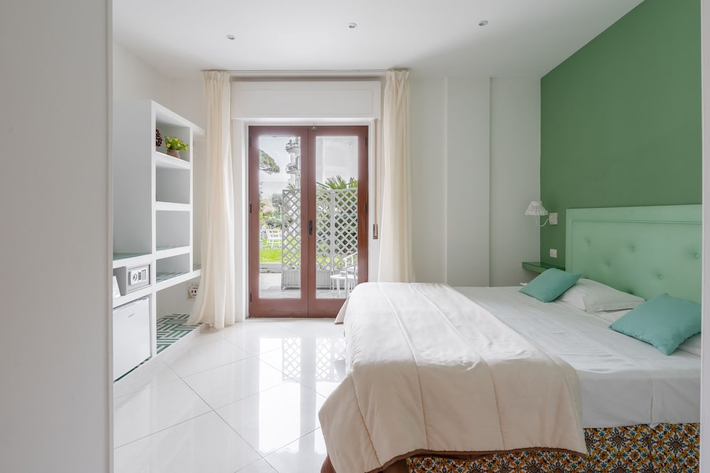 Giardino Archeologico — 4-Star Luxury Hotel in Sorrento, Italy