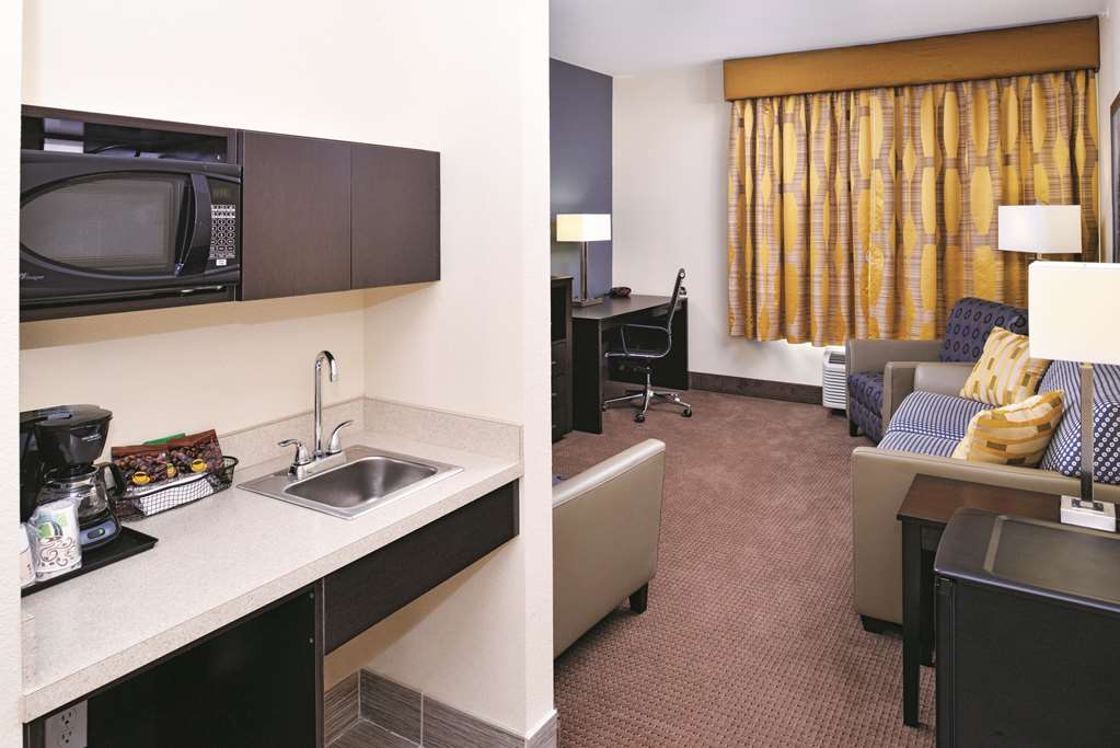 La Quinta Inn & Suites by Wyndham Karnes City Kenedy - photo 36