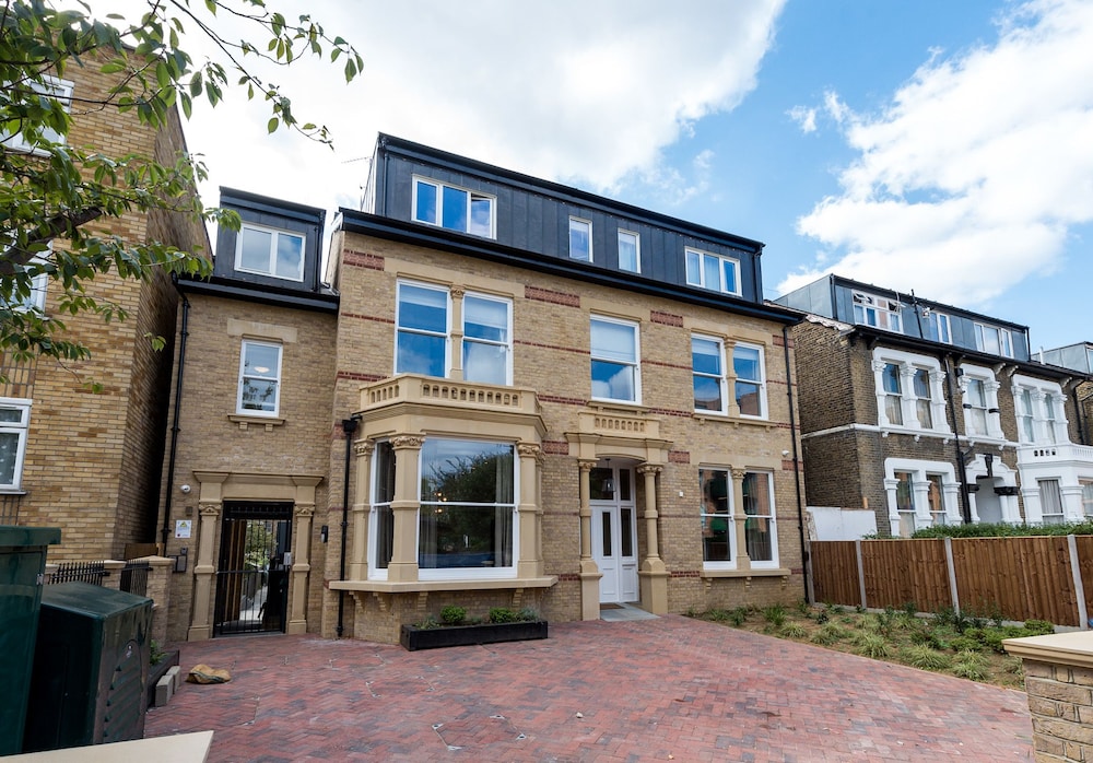 Queen's Drive Aparthotel - carbon neutral hotel in Hackney