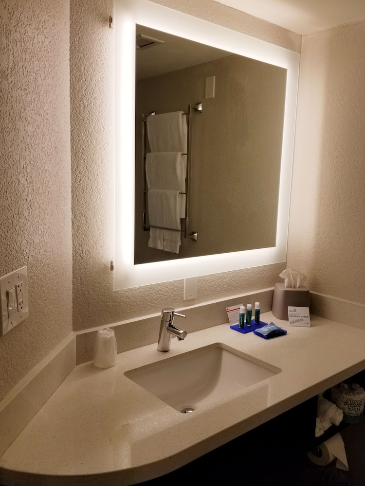Holiday Inn Express & Suites Miami Hialeah by IHG - photo 9