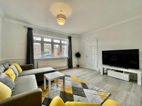 Stylish 3 Bed Chigwell Home with Free Parking — 4-Star Luxury Hotel in Chigwell, United Kingdom