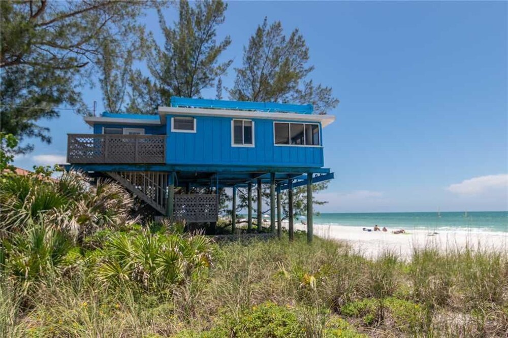 Crows Nest - carbon neutral hotel in Bradenton Beach