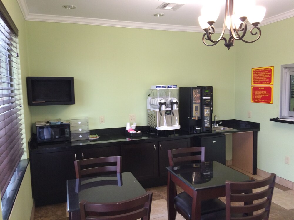 Palace Inn Sam Houston - photo 18