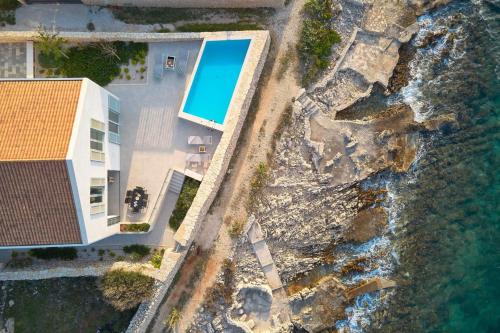 NEW Luxury Villa Familija Splitska Pool Seafront Ideal for 8 persons — 4-Star Luxury Hotel in Supetar, Croatia