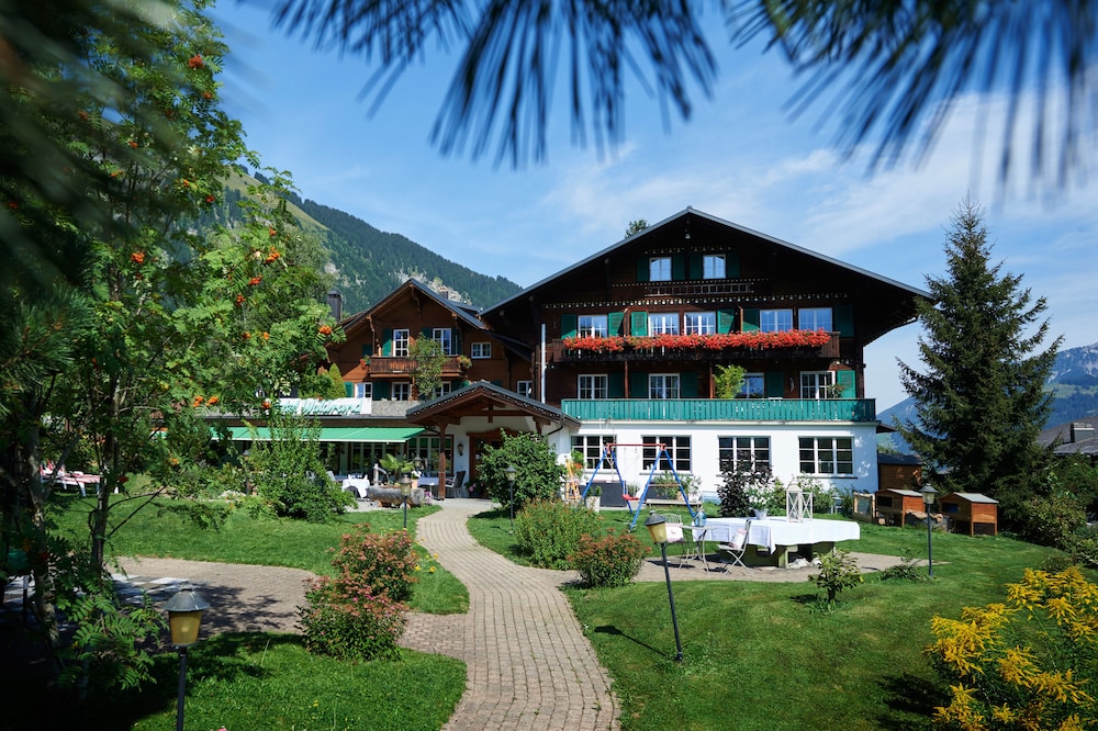 Hotel Waldrand - carbon neutral hotel in Lenk