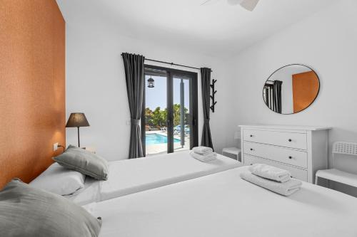 3 Bedroom Villa Pool Short walk from Papagayo Beach — 4-Star Luxury Hotel in Playa Blanca, Spain