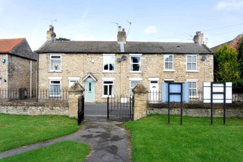 Cosy Country Escape Fireplace & Views Leeds & York in Leeds, United Kingdom