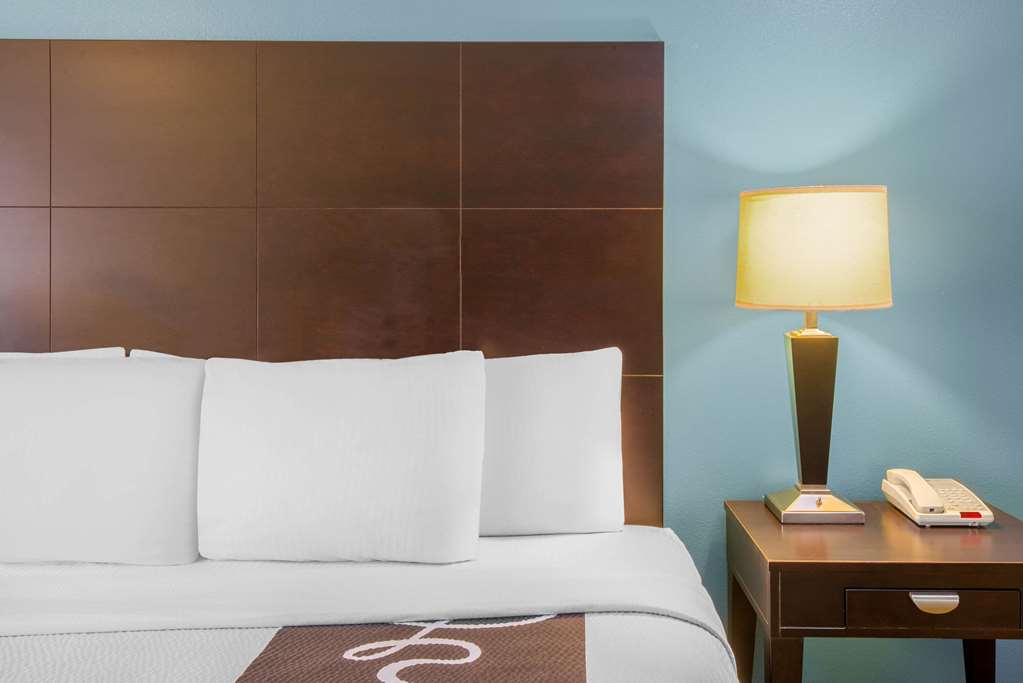 La Quinta Inn & Suites by Wyndham Glen Rose - photo 28