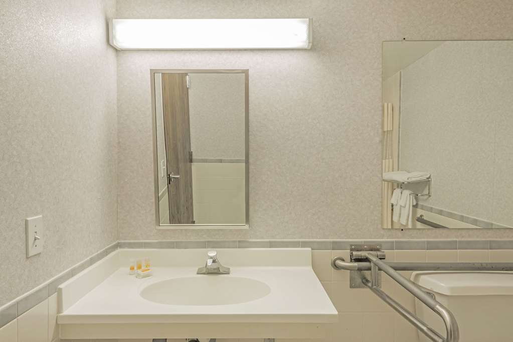 Days Inn by Wyndham Berlin Meriden - photo 8