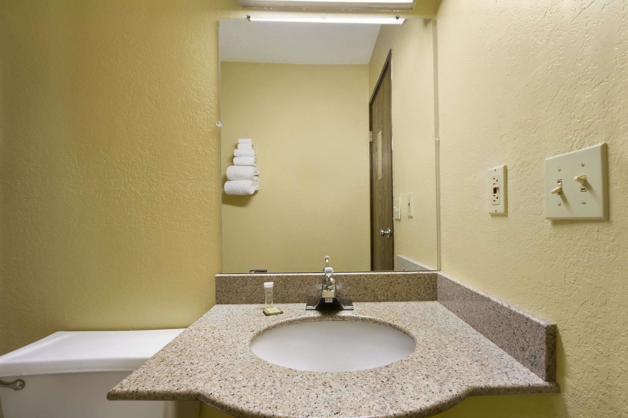 Super 8 by Wyndham Huntsville Alabama - photo 3