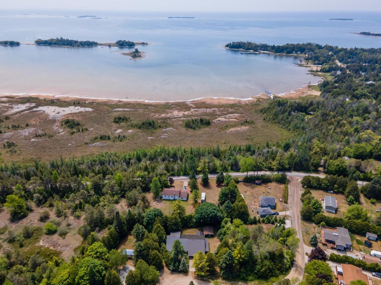 Cozy Pet Friendly Getaway w Fireplace in Unknown City, Canada